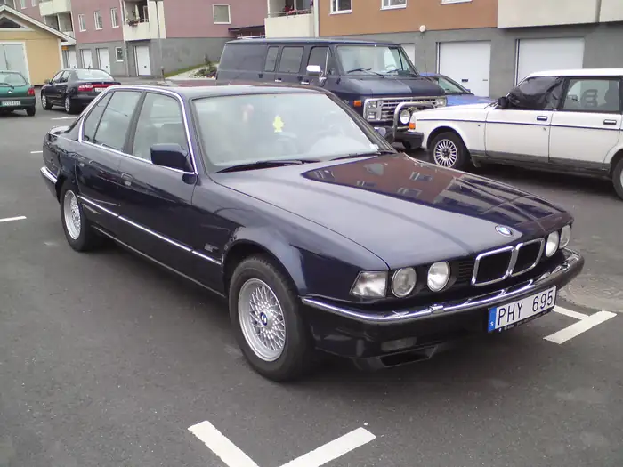BMW E32 – wide kidney grilles on V8 or V12 models