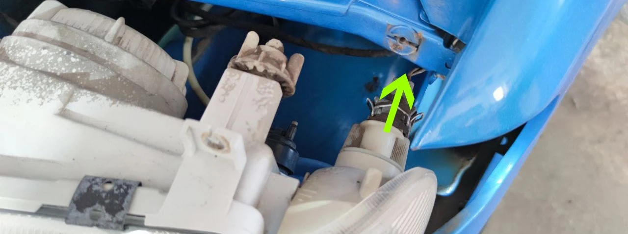 Disconnecting the indicator connector