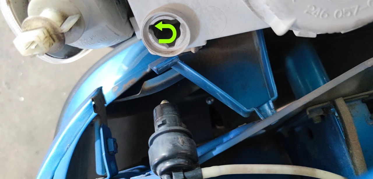 Removing the headlight levelling mechanism